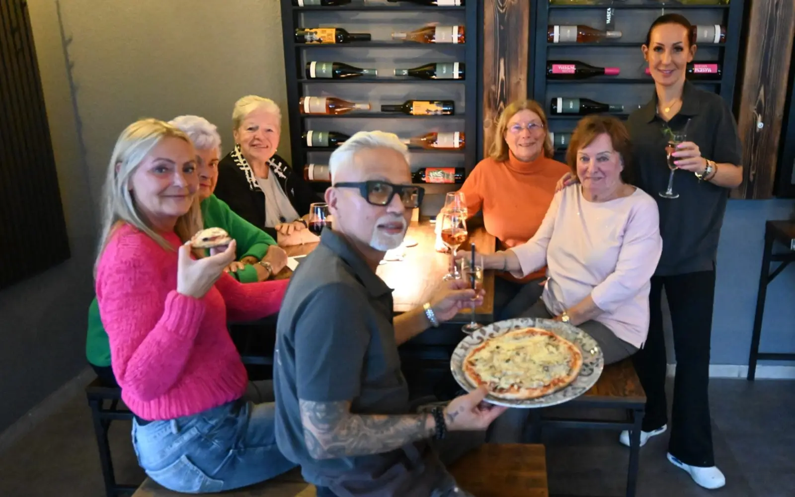 Bei Pizza und Wein haben Jeanina Danek (rechts) und Nejat Morkan am Donnerstag die ersten Gäste offiziell begrüßt. Zu ihnen gehörte unter anderem die Sermer Schützenkönigin Carmen Kaiser (links). Foto: sam