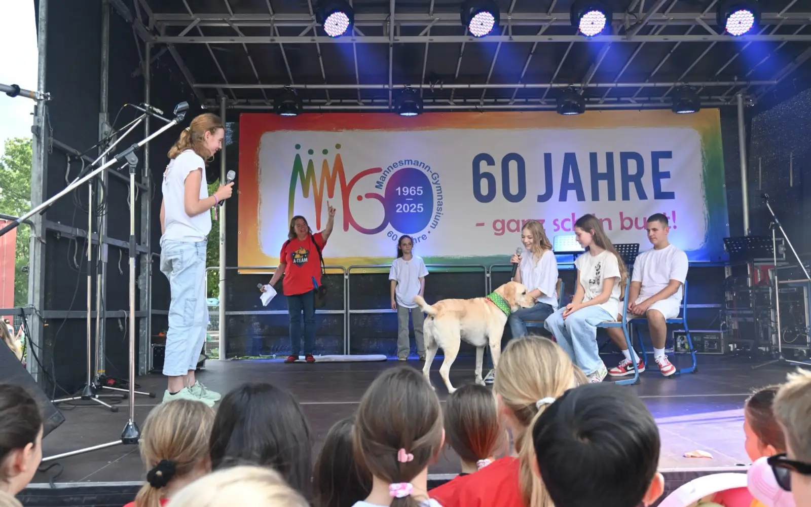 Auch Schulhund „Pelle“ spielte in einem Theaterstück mit. Es war Teil des bunten Bühnenprogramms. Foto: sam