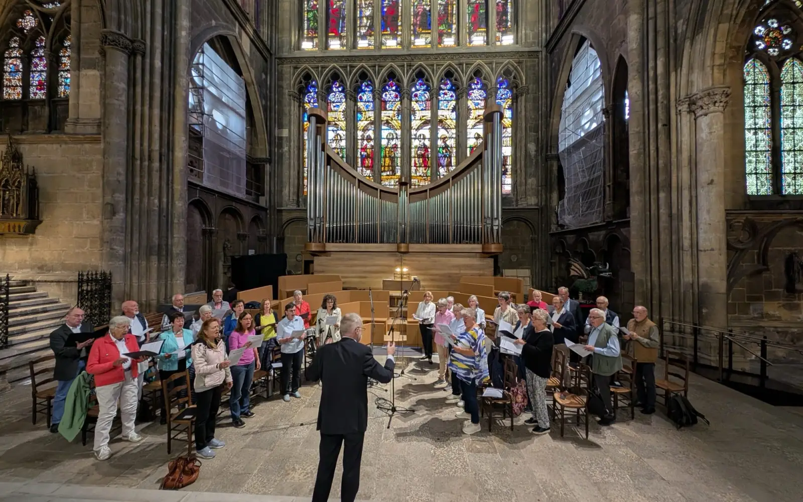 In der mächtigen Kathedrale von Metz sangen die Mitglieder des Kirchenchors aus Rahm – hier beträgt die Nachhallzeit sieben Sekunden. Foto: Marc Sander