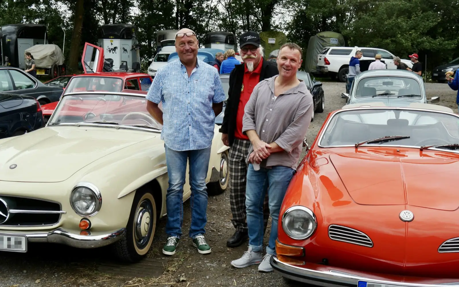 Andreas Zimmer, Lothar Spiekkamp und Klaus Danes freuen sich über regelmäßige „Benzingespräche“. Foto: cj