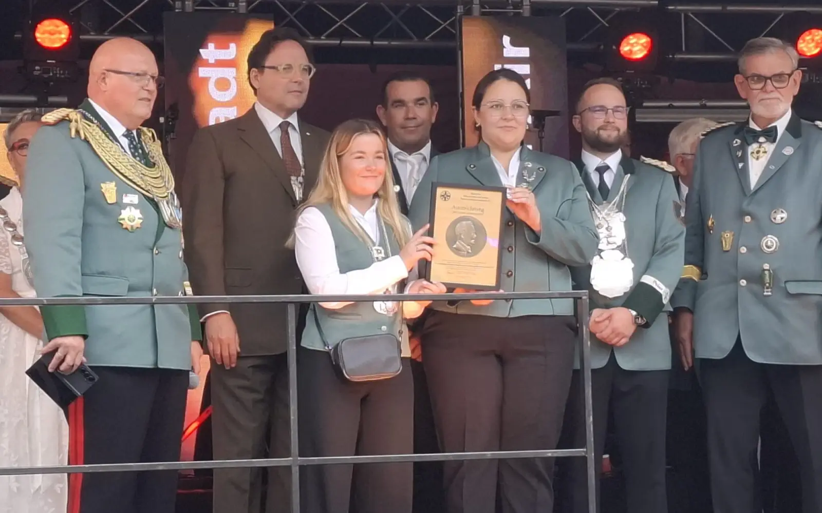 Mitglieder der Schützenbruderschaft Huckingen nahmen auf der Bühne beim Bundesschützenfest die caritative Auszeichnung von Bundesschützenmeister Robert Hoppe (links) und Hochmeister Dr. Emmanuel Prinz zu Salm Salm (2. von links) entgegen. Foto: privat