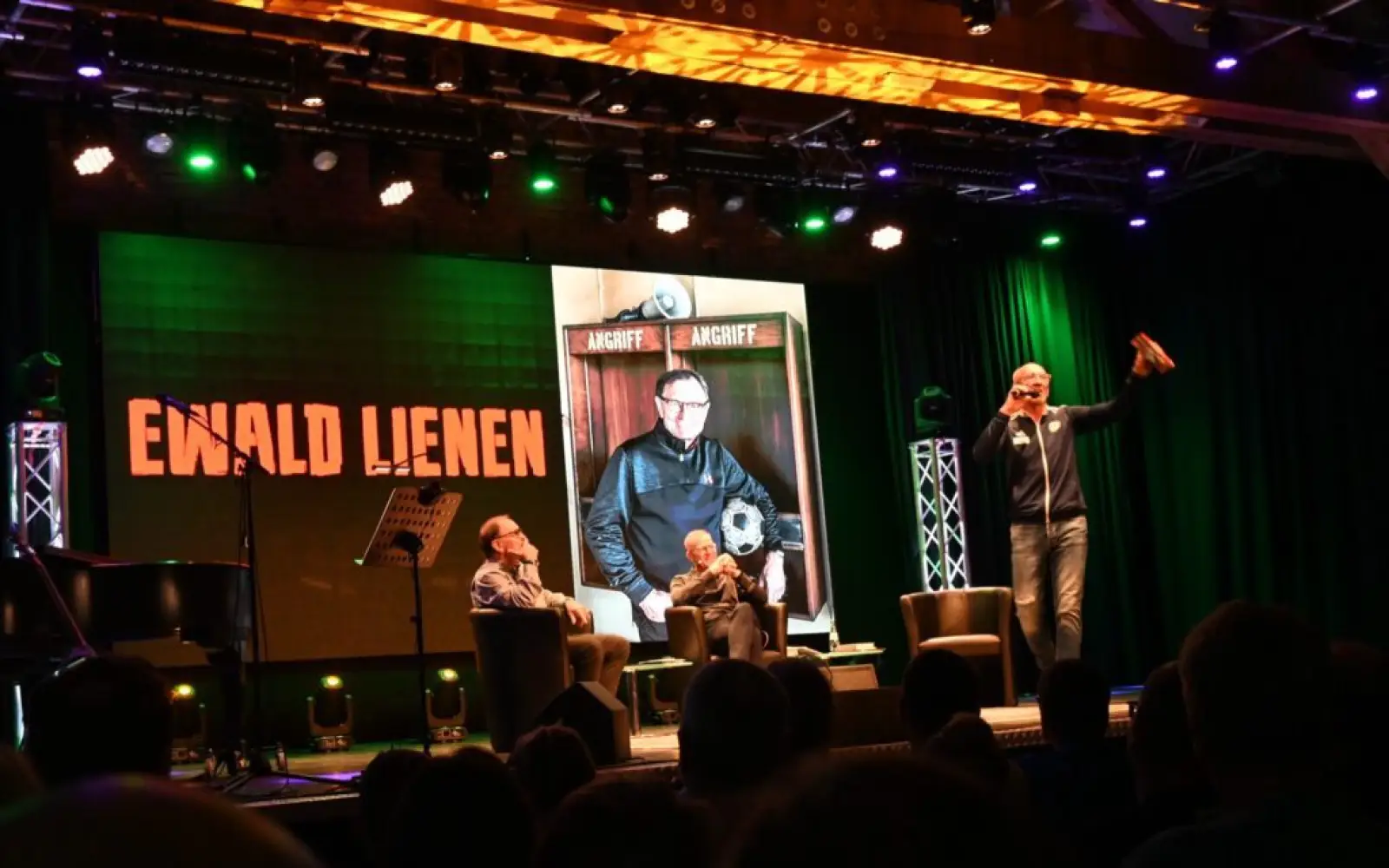 MSV-Liebling und -Botschafter Joachim Hopp (rechts) hatte für Ewald Lienen eine Packung Dominosteine mitgebracht: „Zucker pur“. Foto: sam