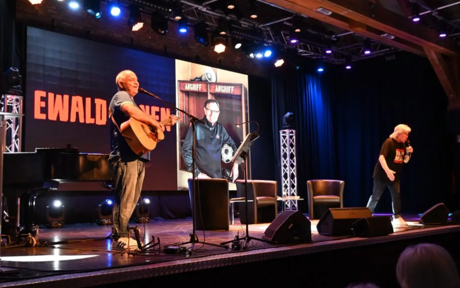 Zwei langjährige Freunde, Jupp Goetz (links) und Kim Merz, unterstützten Ewald Lienen in Huckingen musikalisch. Foto: sam