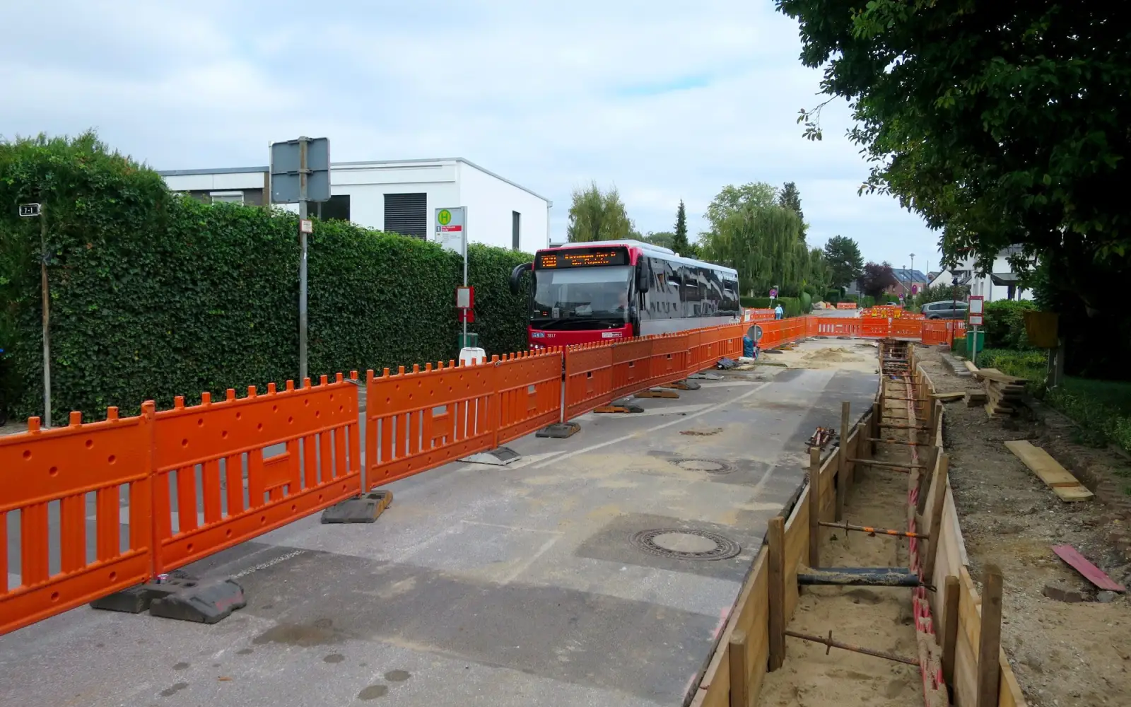 Mit der Verfüllung der Baugrube ist in Teilstücken bereits begonnen worden, aber wann wird die Verkehrsführung wieder zweispurig? Foto: hs
