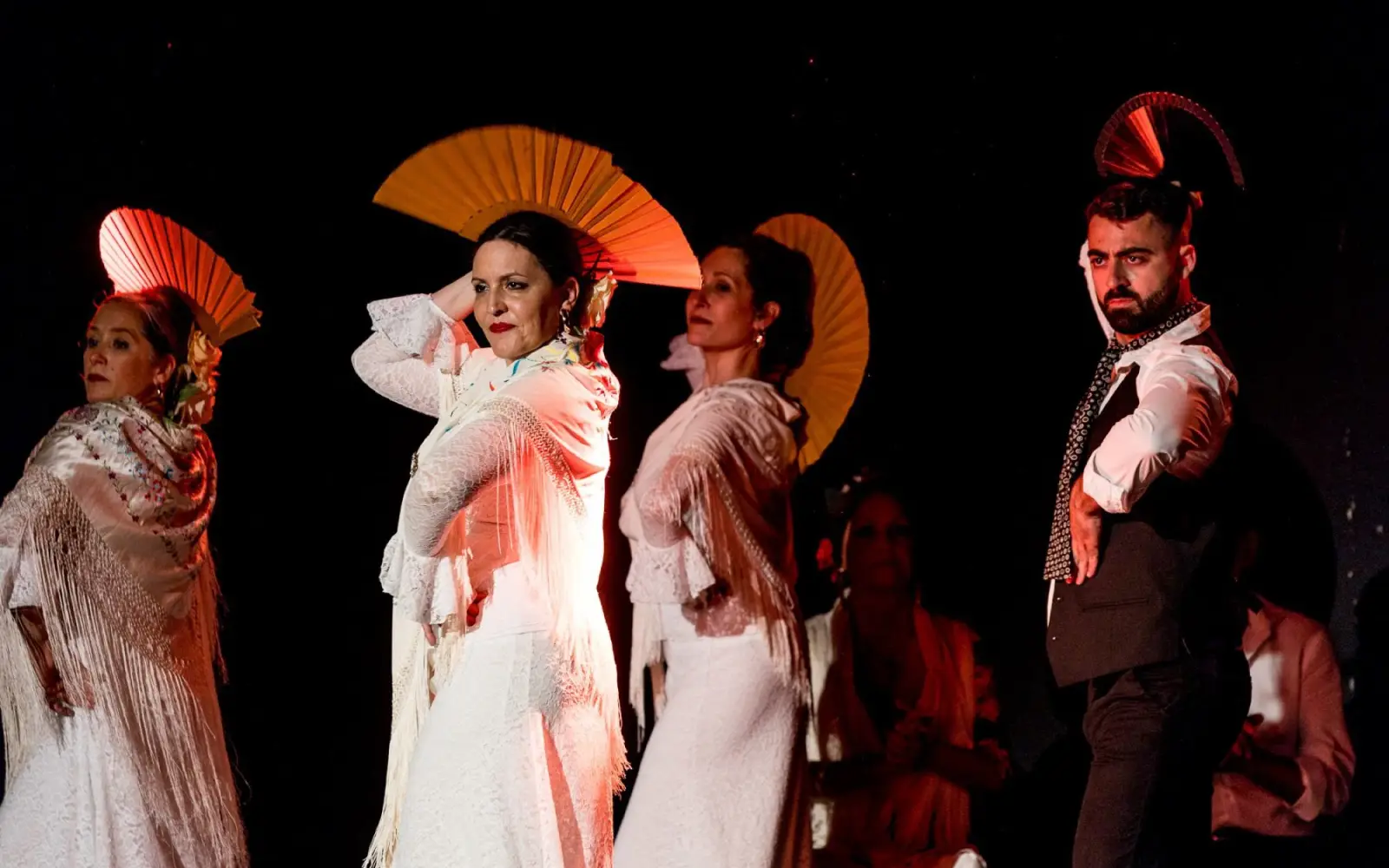 Tänzerinnen der Flamenco-Gruppe Punta Tacón bringen mit traditionellen Fächern und eleganten Bewegungen spanisches Flair nach Kaiserswerth. Foto: privat
