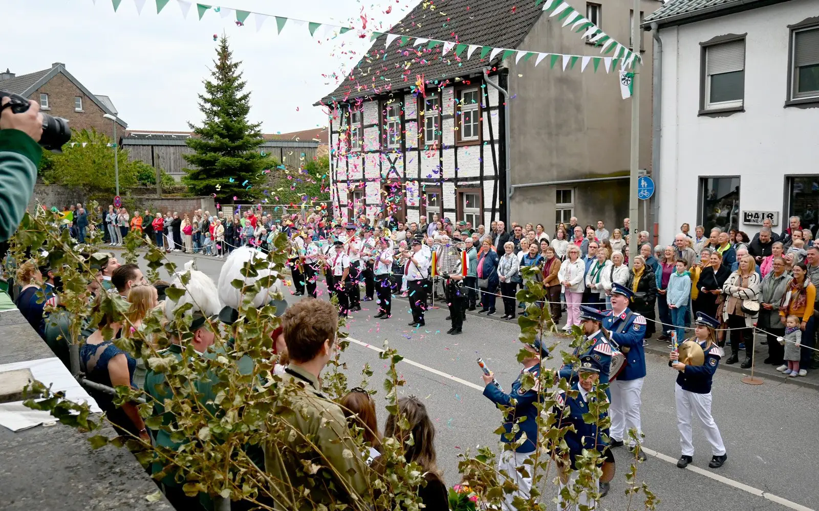 Die Parade vor der Kirche St. Dionysius in Mündelheim ist stets ein beliebter Höhepunkt des Schützen- und Krönungsfestes. Archivfoto: sam