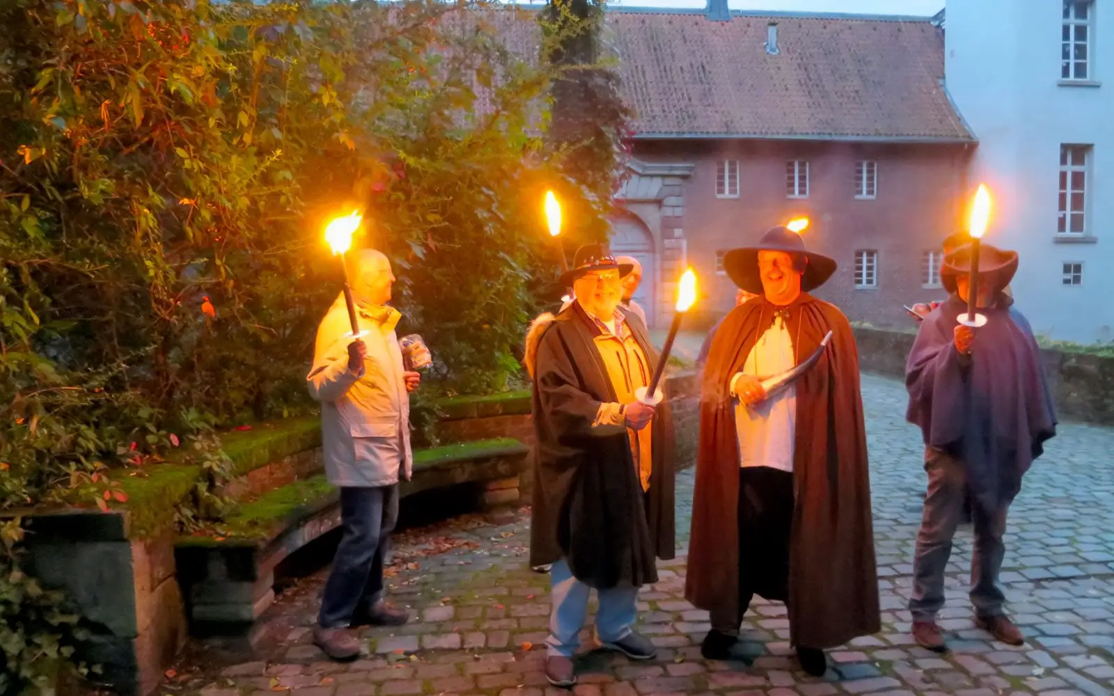 Der Kalkumer Nachtwächter mit seinen Begleitern vor dem Kalkumer Schloss. Archivfoto: hs