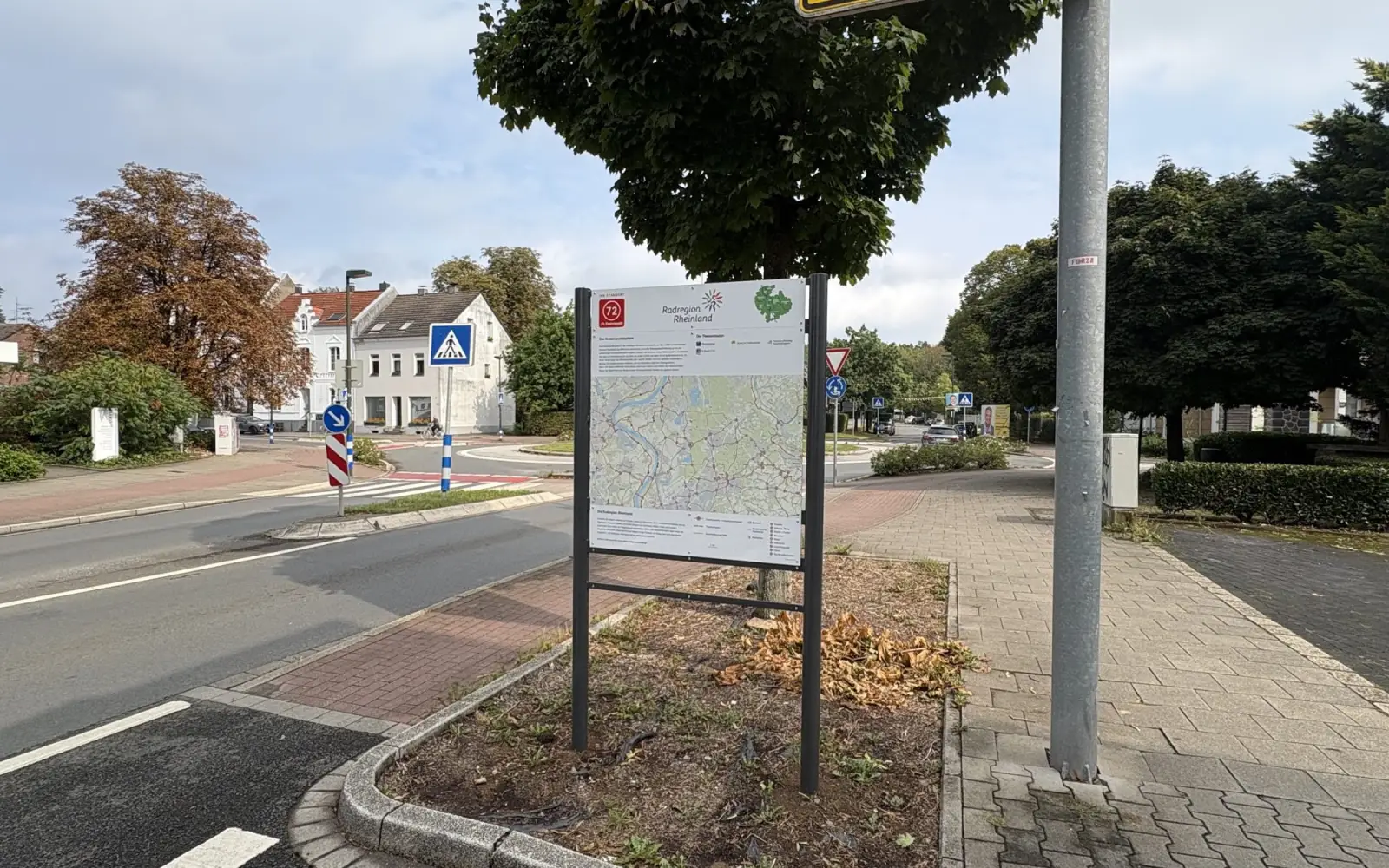 Die Informationstafel zum Knotenpunkt 72 steht im Norden von Angermund in der Nähe des Kreisverkehrs und hilft Radfahrern bei der Orientierung. Foto: cj