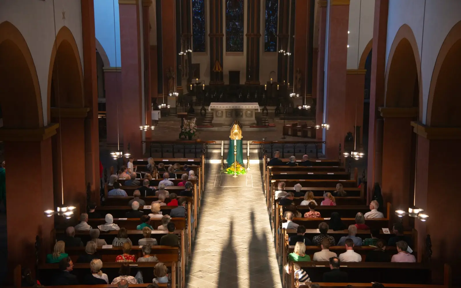 Der Schrein mit den Reliquien des heiligen Suitbertus stand während des Festgottesdienstes im Mittelpunkt der voll besetzten Basilika. Foto: Bernd Obermann