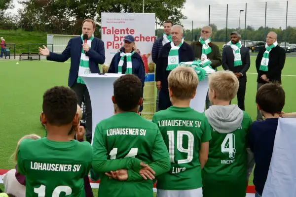 Talente brauchen Platz: In Lohausen wurde das neue Kunstrasenfeld eingeweiht