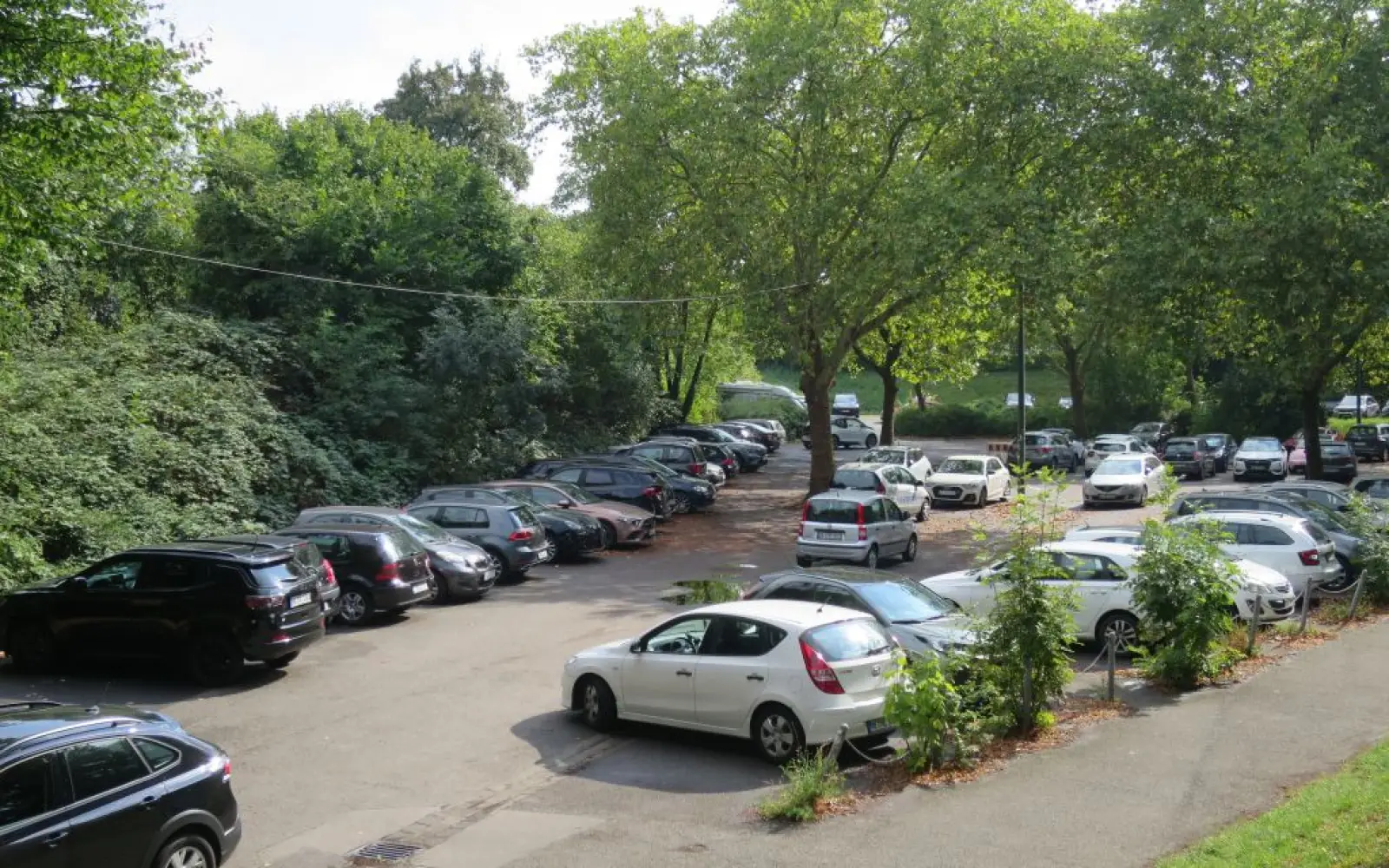 Auf dem „Dreiecksparkplatz“ zwischen Niederrheinstraße und U79-Trasse ist ein Supermarkt geplant. Foto: hs