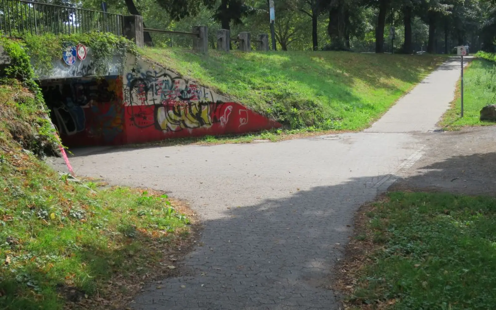 Fußgänger, Rollator- und Rollstuhlfahrer müssten nach bisheriger Planung auf dem Weg zum geplanten Supermarkt diese Steigung aus dem ehemaligen Kittelbachtal/Wallgraben überwinden. Foto: hs