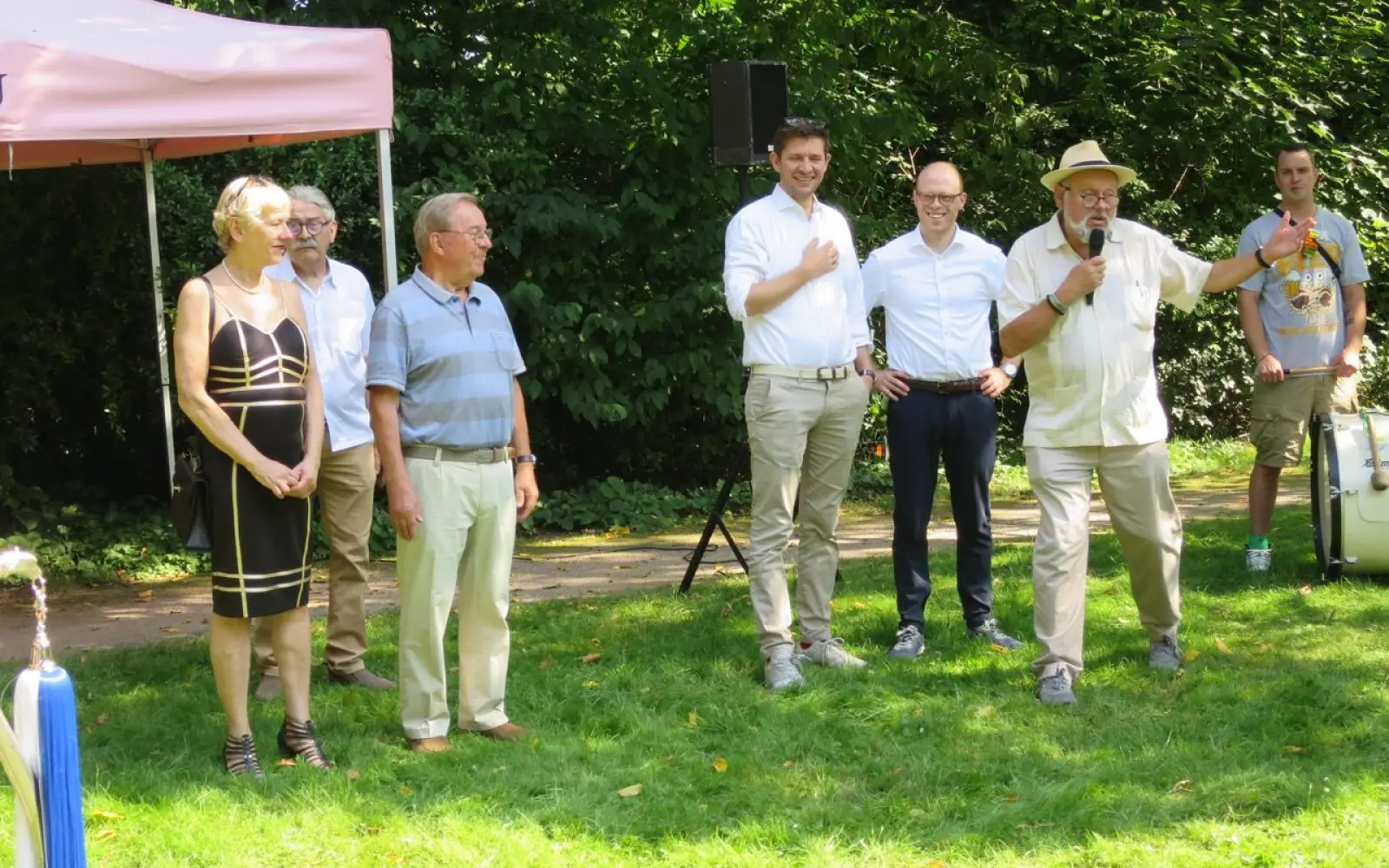Vorsitzende der FDP-Fraktion in der Bezirksvertretung 5 und Ratskandidatin Dr. Dr. Marianne Hagen, 1. stellv. Bezirksbürgermeister Jürgen Gocht (Bü90/Grüne), Ehrenvorsitzender des Heimat- und Bürgervereins Lohausen/Stockum Siegfried Küsel, Oberbürgermeisterkandidat Fabian Zachel (SPD), Bürgermeister Benedict Stieber (CDU) und Moderator Michael Riemer anlässlich der Eröffnung des Parkfestes 2024 (von links), Foto:hs