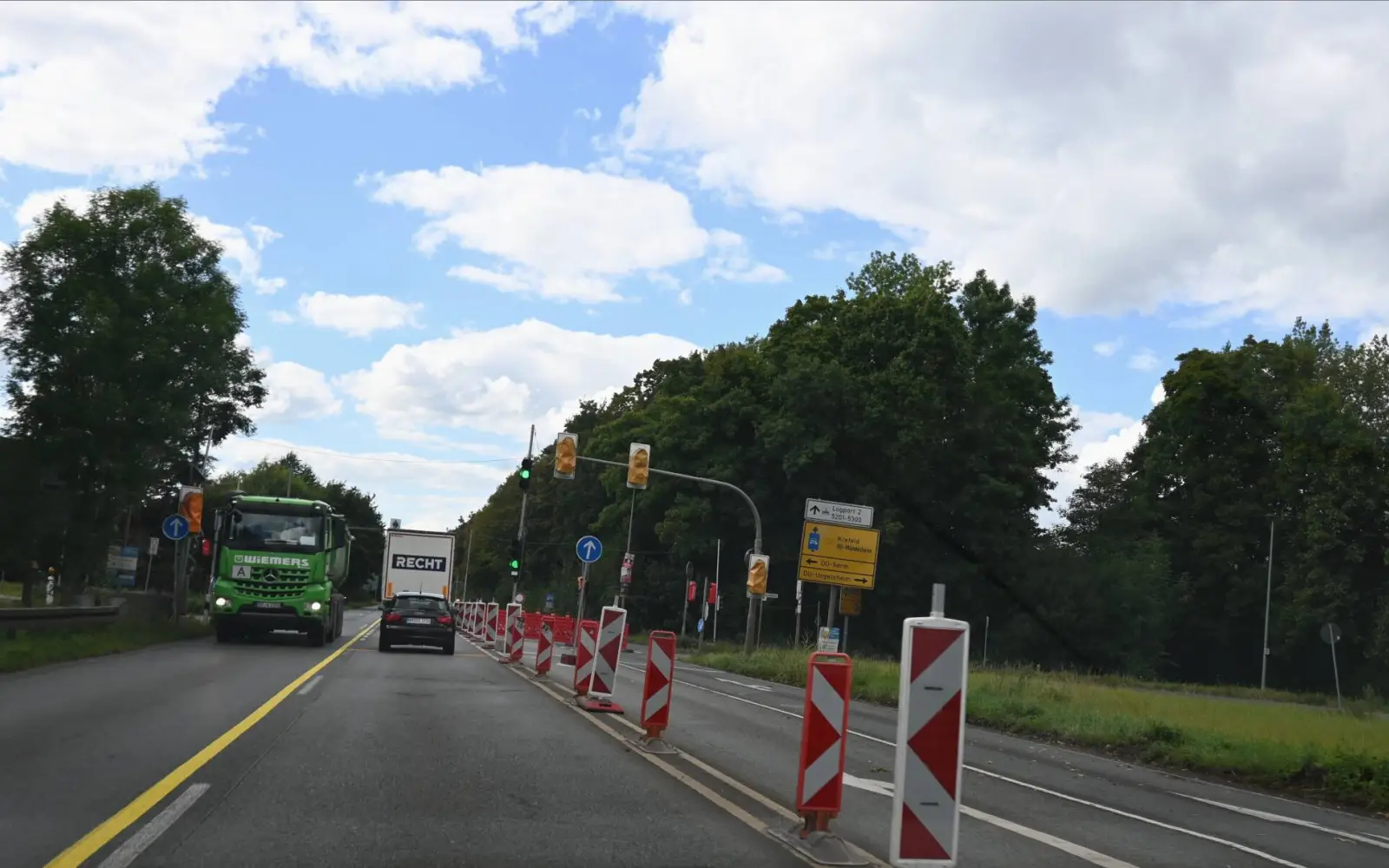 Nur Busse, Radfahrer und Fußgänger können derzeit von oder nach Ungelsheim die Kreuzung auf der B 288/Breitenkamp queren. Foto: sam