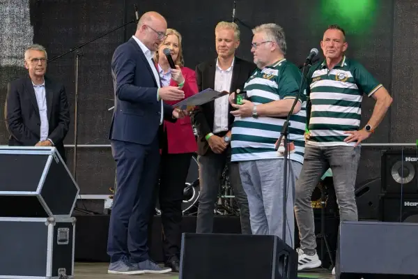 Wolfgang Grewe erhält Sportherz beim Jubiläum des ETuS Bissingheim