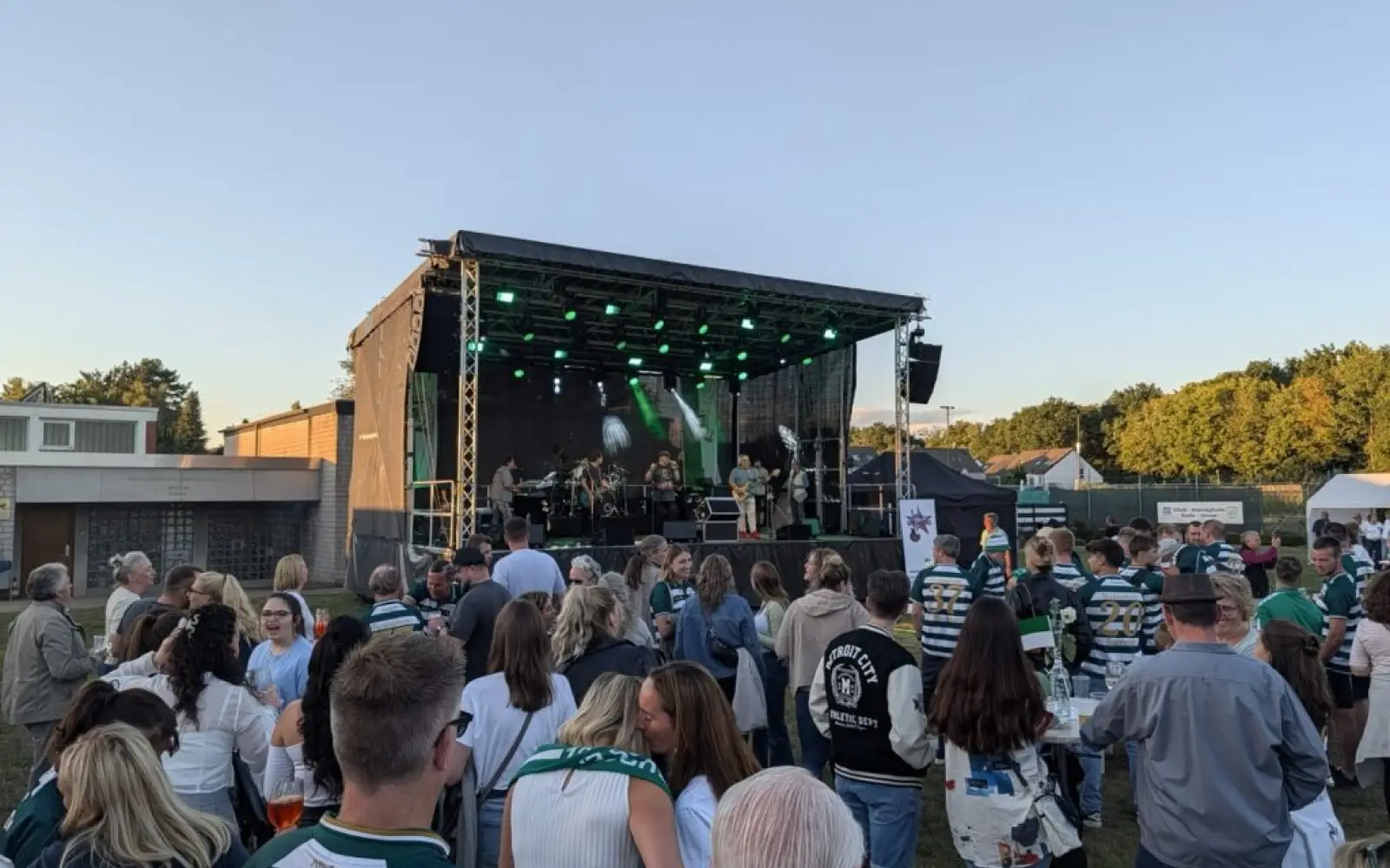 Die Band „The-Sneakers“ sorgte beim Wiesenfest des ETuS Bissingheim für ausgelassene Stimmung. Foto: ah