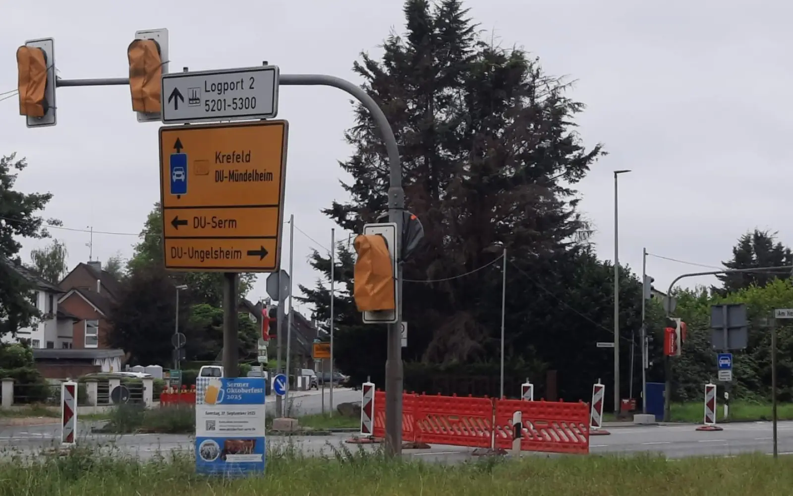 Wer aus Richtung Rahm oder Huckingen kommt, kann Am Breitenkamp nicht nach links Richtung Serm abbiegen – erst in Mündelheim. Foto: Sabine Lindner