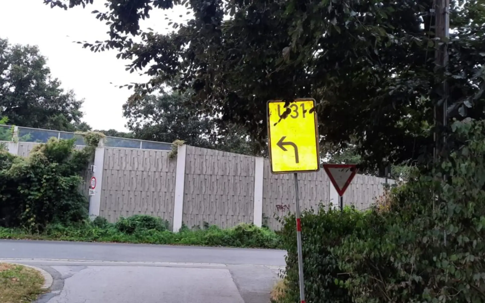 Durch ganz enge Straßen werden die Verkehrsteilnehmer in Ungelsheim geschickt – letztendlich „landen“ sie aber wieder Richtung Huckingen. Foto: Sabine Lindner