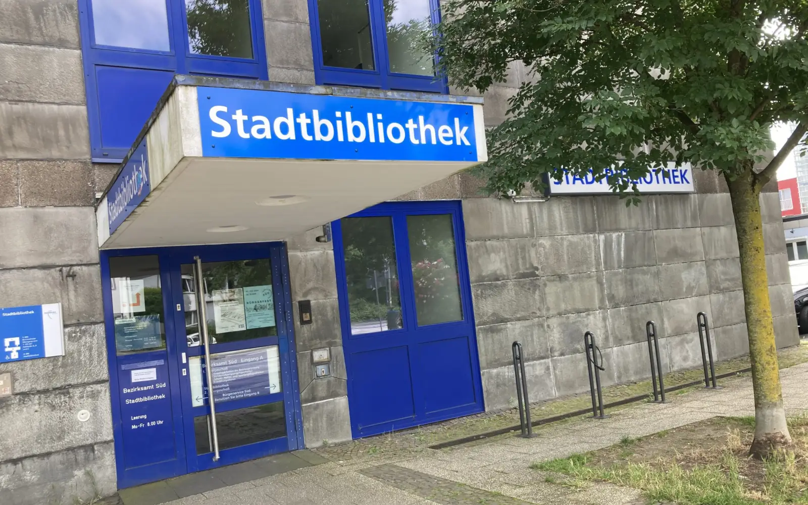 Die Bezirksbibliothek Buchholz an der Sittardsberger Allee 14 wird in den kommenden Wochen saniert und modernisiert. Archivfoto: sam