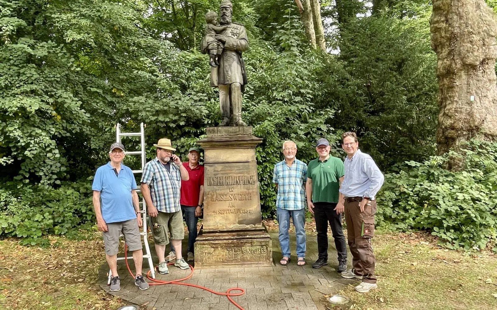 Ein Teil der Helfer des I. Zuges nach getaner Arbeit am Kronprinzendenkmal Werner Reckers, Klaus Tappert, Dr. Ulrich Micke, Dr. Jörg Diemert, Dr. Christian Klein und Clemens Weber (von links). An der Aktion beteiligt waren außerdem Dr. Thomas Pütz und Steinmetz Konstantin Döhler. Foto: Dr. Raffaella Bruni-Weber