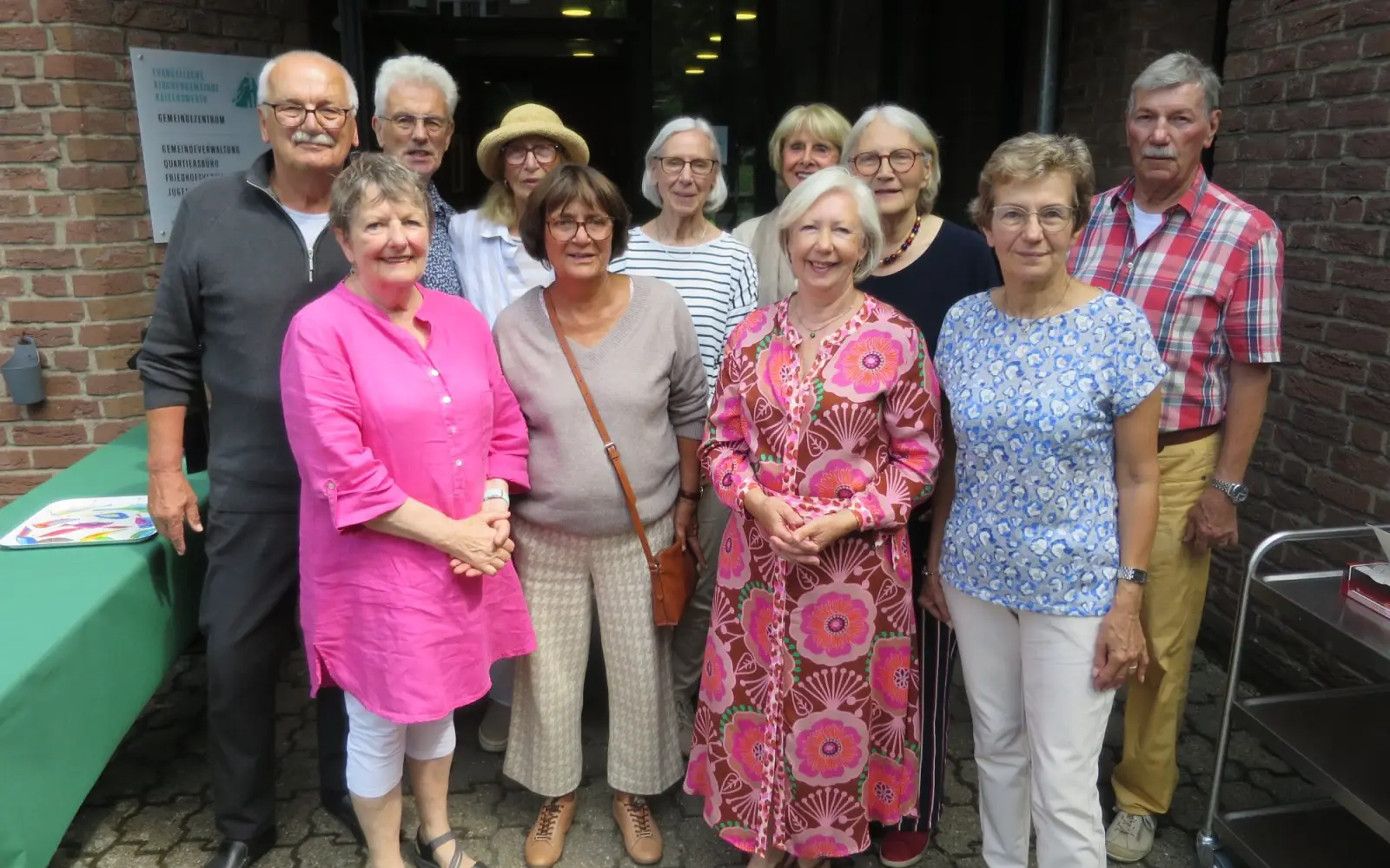 Eine Auswahl der Aktiven in der aktiven Nachbarschaft anlässlich des „Platanencafés“: Vordere Reihe: Gudrun Zimmermann, Annerose Geißler, Angelika Furthmann, Christine Höbelt. Hintere Reihe: Peter Zillmer, Werner Höbelt, Elke Degode, Ingrid Esken, Marion Waterkott, Kerstin Döhler, Jürgen Schiffer (von links). Foto: hs