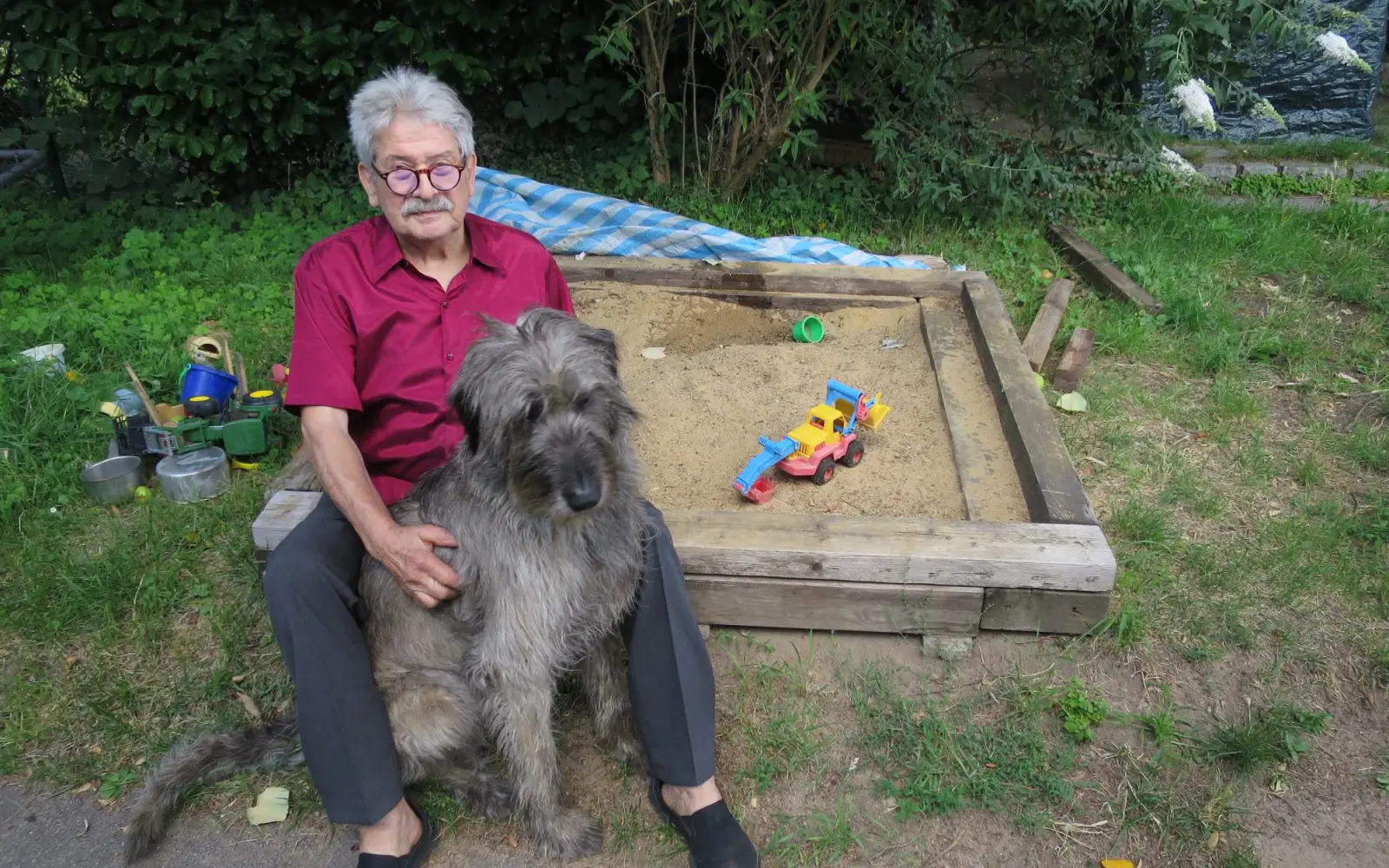 Jürgen Gocht in seinem grünen Garten in Lohausen. Der Sandkasten ist nicht seine „Spielwiese“, sondern für seine jetzt im Vordergrund stehenden Enkelkinder. Foto: hs