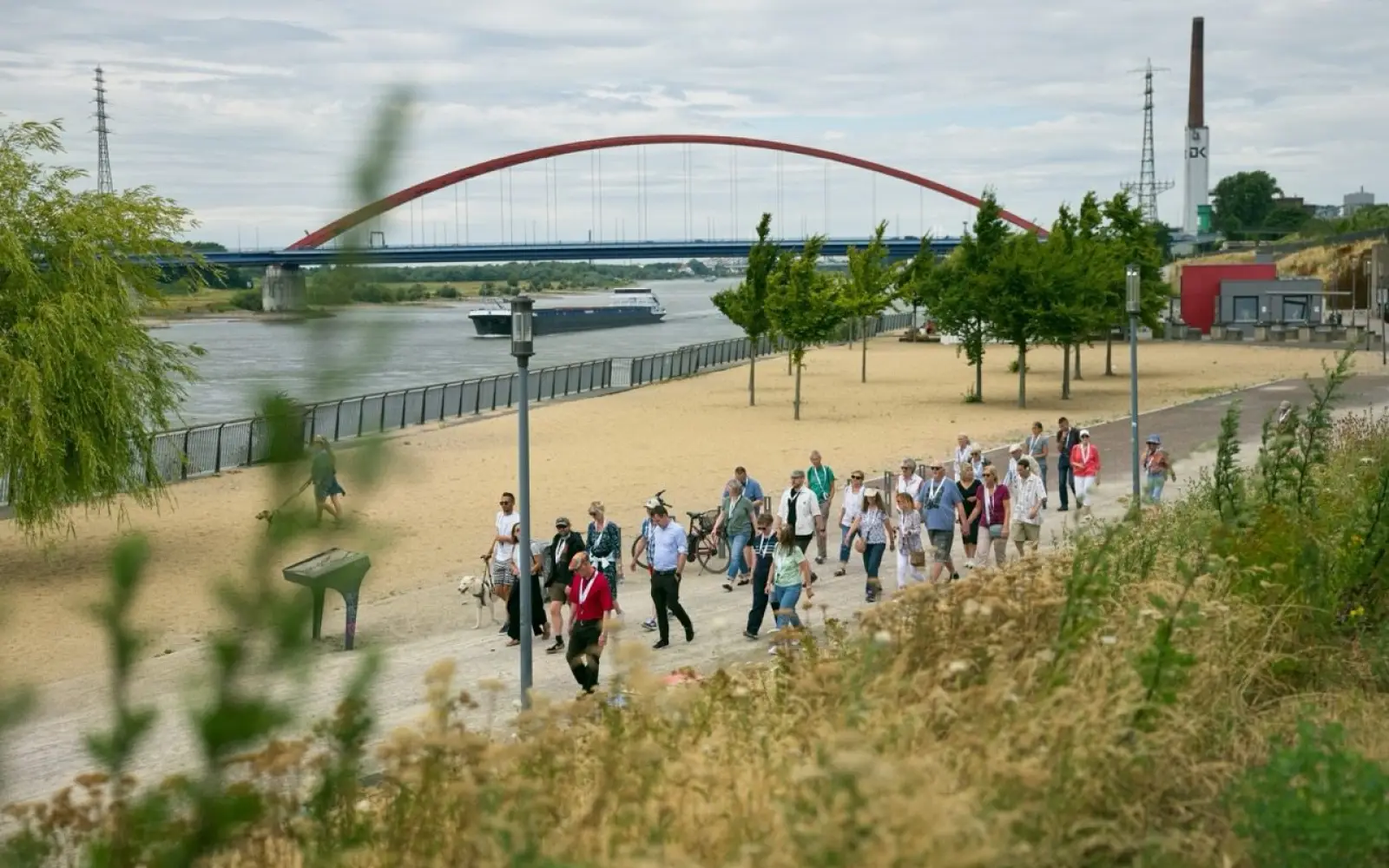 Die Führung bot Einblicke in die aktuellen Entwicklungen im Rheinpark, am Kultushafen sowie bei der Kläranlage. Foto: Tim Schoemaker | NEUARTIG MEDIA