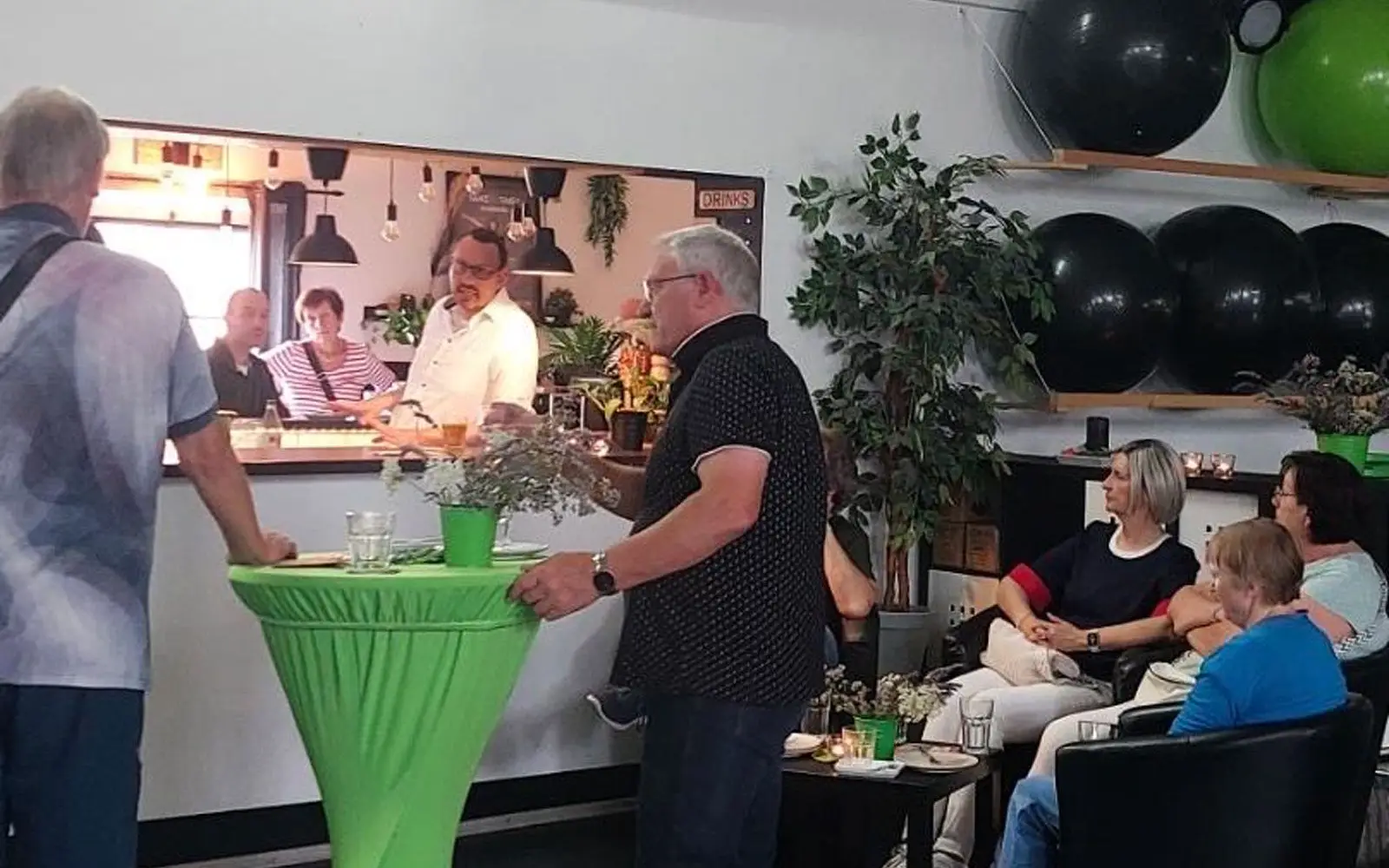 Der grüne Oberbürgermeisterkandidat Sebastian Ritter im Gespräch mit den Bürgerinnen und Bürgern. Foto: privat