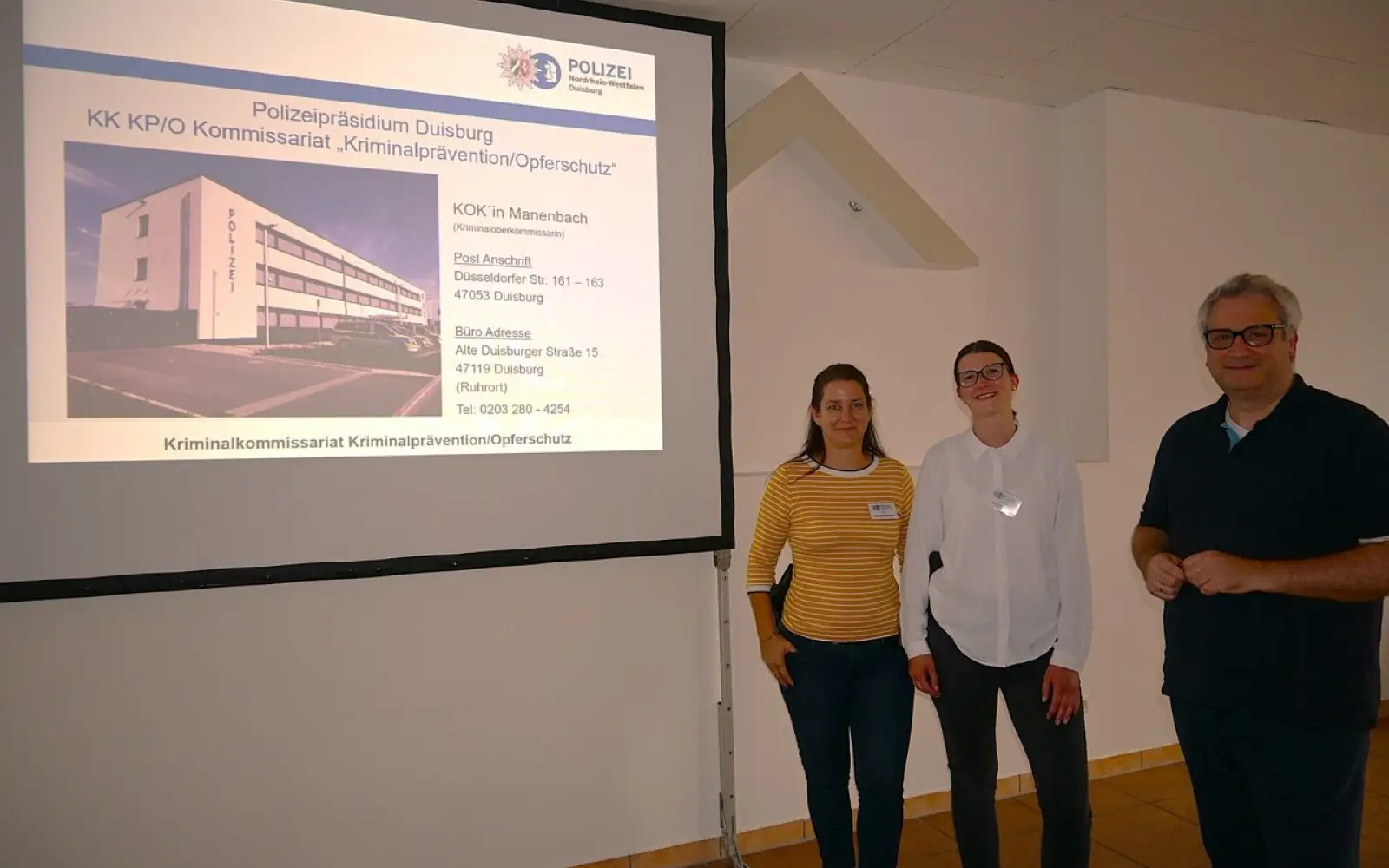 Dietmar Ahlemann, Vorsitzender des Bürgervereins Huckingen, begrüßte die Referentin, Kriminaloberkommissarin Lena Manenbach, sowie deren Dienststellenleiterin, Jacqueline Fehlemann (von rechts). Foto: sam