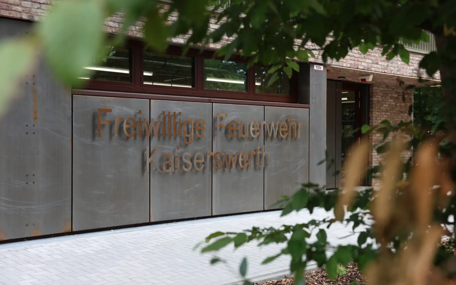 Rund 12,5 Millionen Euro hat die Landeshauptstadt in den Neubau der Wache der Freiwilligen Feuerwehr Kaiserswerth investiert. Foto: Landeshauptstadt Düsseldorf/Melanie Zanin