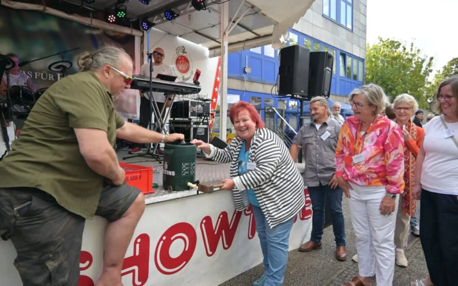 Bezirksbürgermeisterin Beate Lieske stach kurz nach 18 Uhr das erste Fass Bier an. Foto: sam