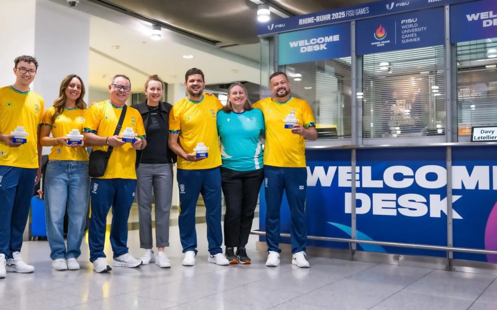 Ein Teil der brasilianischen Delegation wurde jetzt am Flughafen Düsseldorf herzlich empfangen. In den nächsten Tagen wird der Betrieb hier noch lebhafter werden. Foto: Rhine-Ruhr 2025/Andrea Bowinkelmann