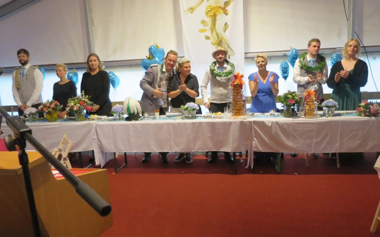 Tim Schmeer, Adjutant des Königs, Jasmin Weckel und Pia Schäfer, Ehrendamen der Königin, Christian und Sabrina Krüger, das neue Königspaar 2025/26, Torben Helfen und Sophie Manger, Kronprinzenpaar (von links). Foto: hs
