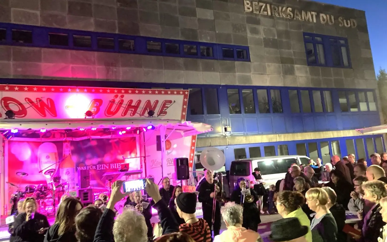 Auf den Fassanstich, Live-Musik sowie Gespräche mit den Mitgliedern der Bezirksvertretung Süd können sich die Gäste des Bürgerfestes „Rund um das Bezirksamt Süd“ am Freitagabend freuen. Archivfoto: sam