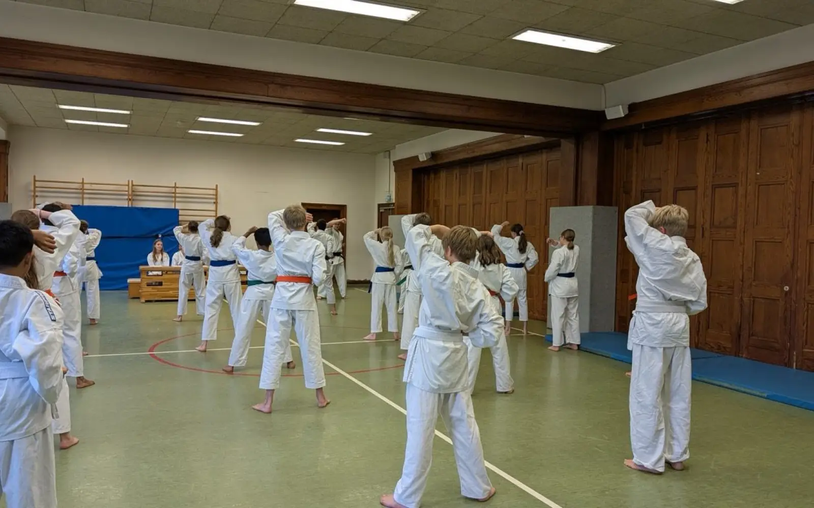 Die jungen Kampfsportler des KSV Shaolin Karate Do wärmen sich für ihre Prüfung auf. Foto: privat
