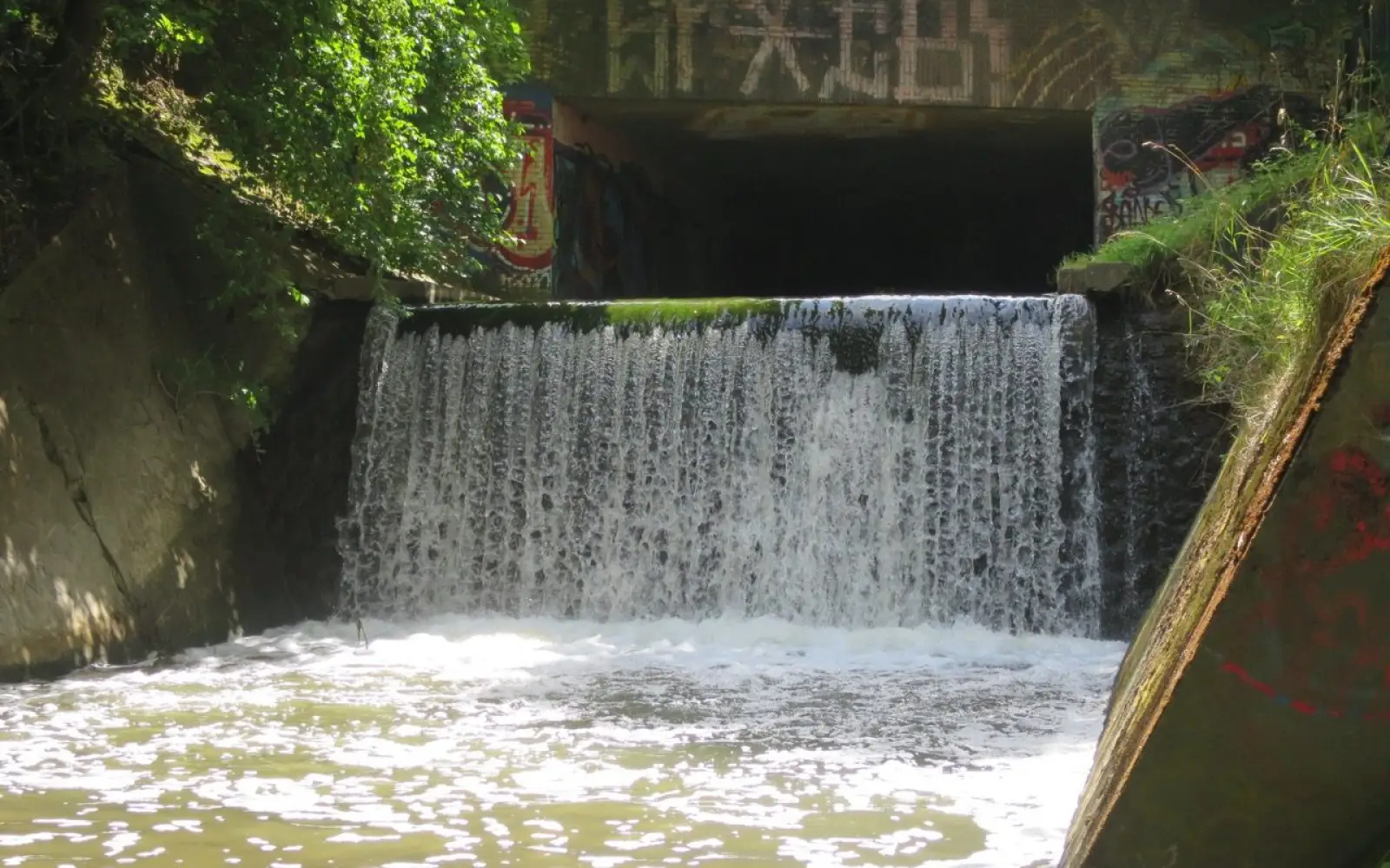 Der Kaiserswerther Wasserfall ist etwas versteckt unterhalb der Niederrheinstraße und schwer zugänglich, aber eindrucksvoll. Foto: hs