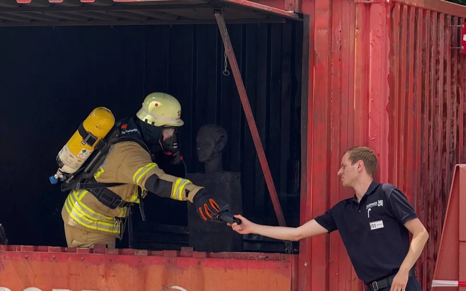 In voller Montur bereitet der Feuerwehrmann alles für die Fettexplosion vor. Foto: cj