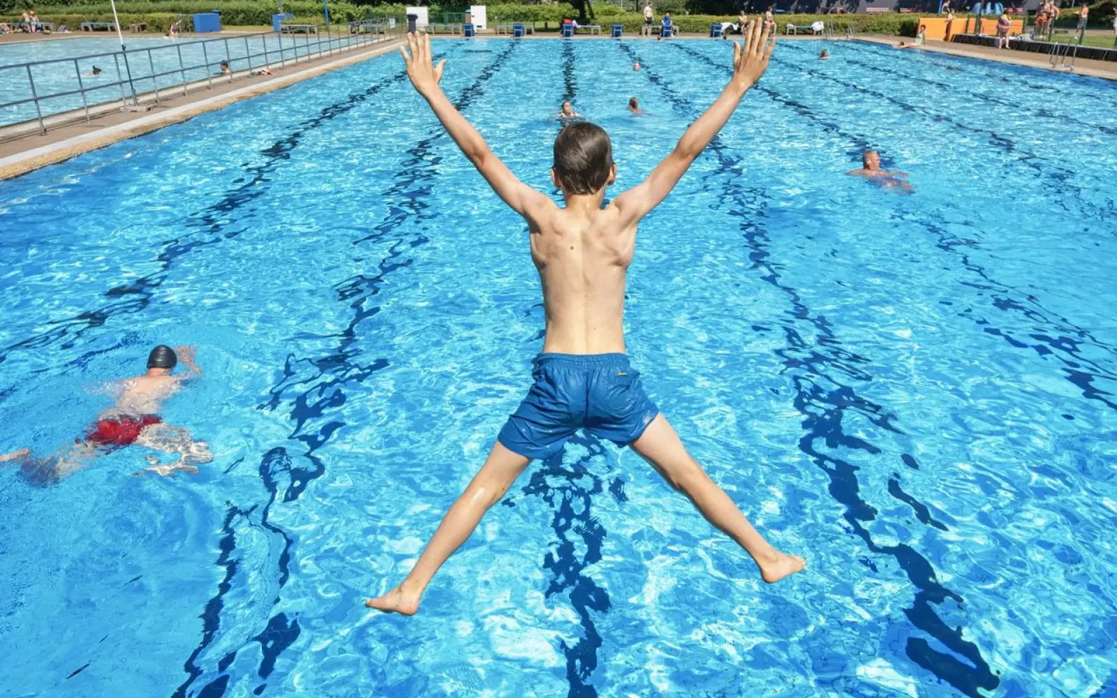 Der Ferienpass ermöglicht fünf kostenlose Besuche in städtischen Bädern wie dem Freibad Homberg. Foto: Ilja Höpping / Stadt Duisburg