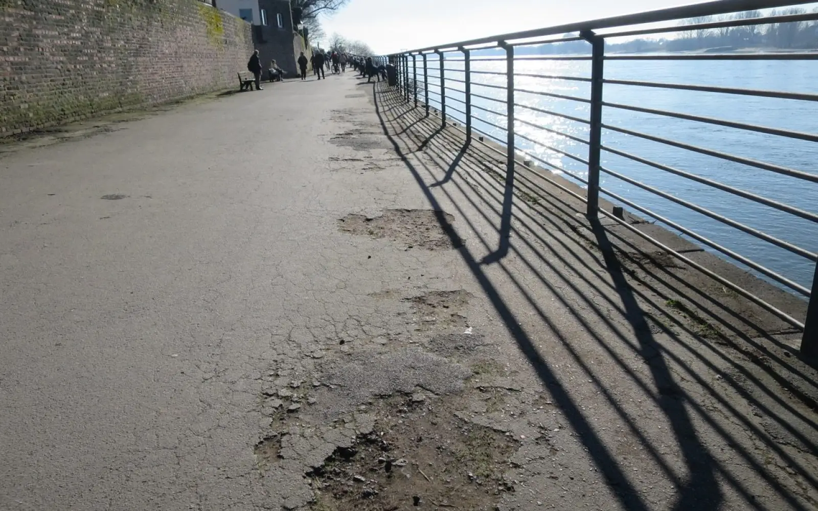 Der Asphalt ist schadhaft auf der Kaiserswerther Rheinuferpromenade. Foto: hs