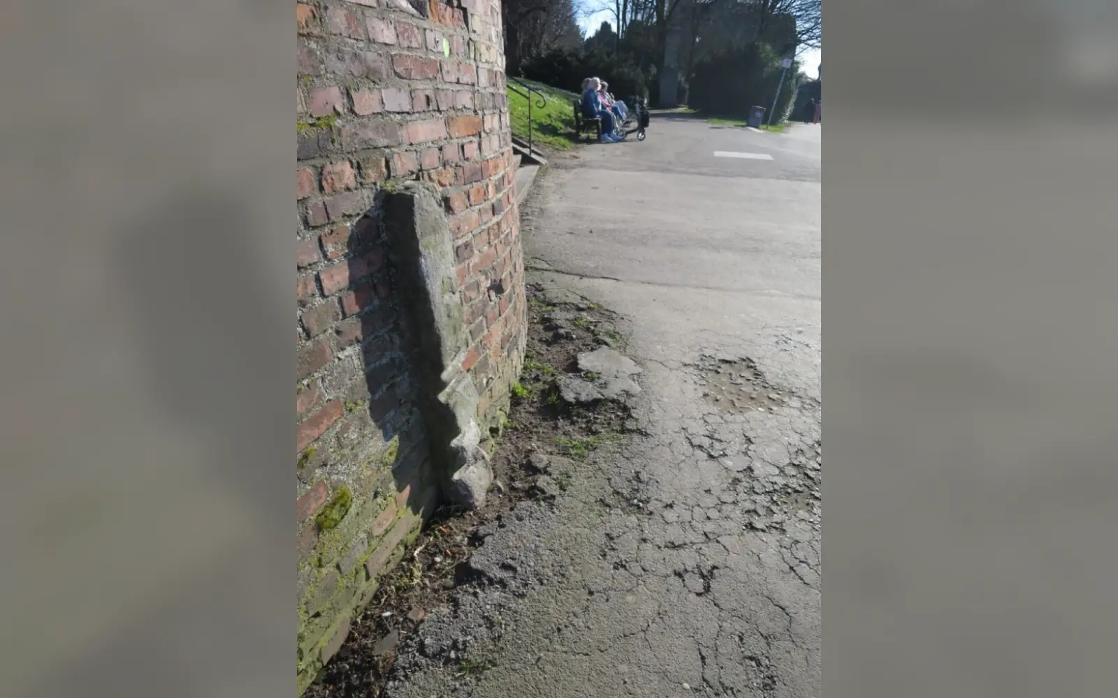 Der „Treidelstein“ hätte eine Erläuterung zur mühseligen Arbeit der früheren Treidelknechte verdient. Foto: hs