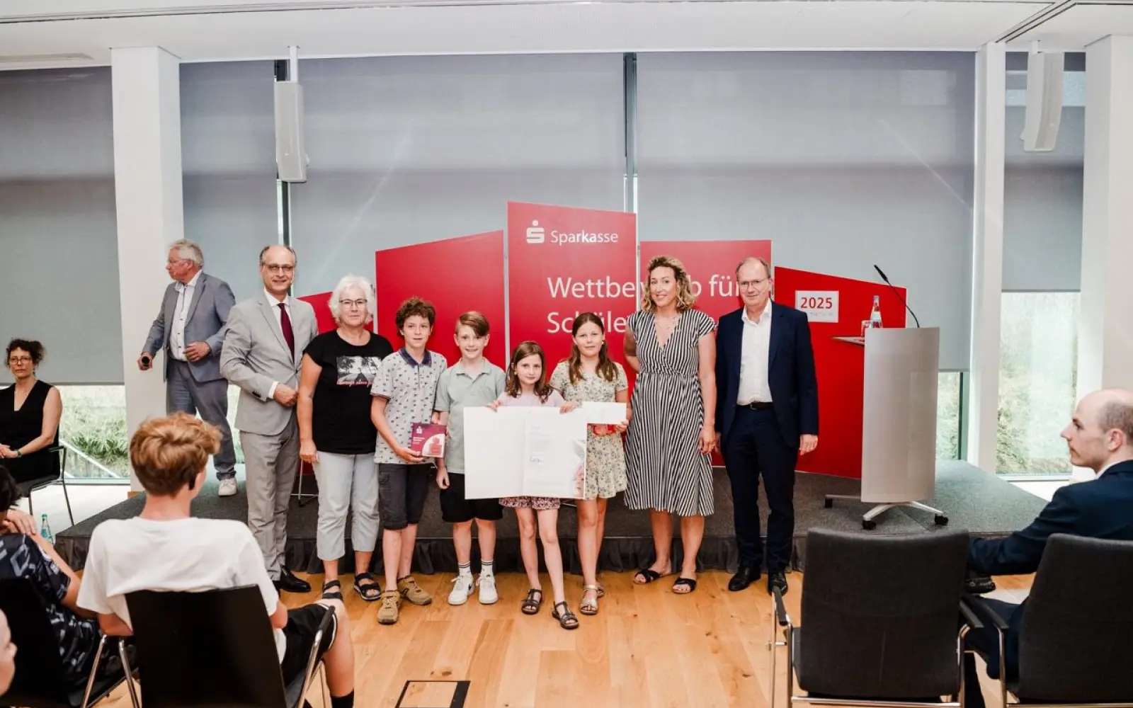 Vier Kinder der Schülerzeitung „Flinke Feder“ der Grundschule Rahm nahmen stellvertretend den Sonderpreis für „das besondere Layout und die pfiffigen Artikel“ in Düsseldorf entgegen. Mit dabei (von links): Dr. Urban Mauer, AG-Leiterin Sabine Merz, Louisa Zeunert (Layout) sowie RSGV-Präsident Michael Breuer. Foto: Heike Katthagen