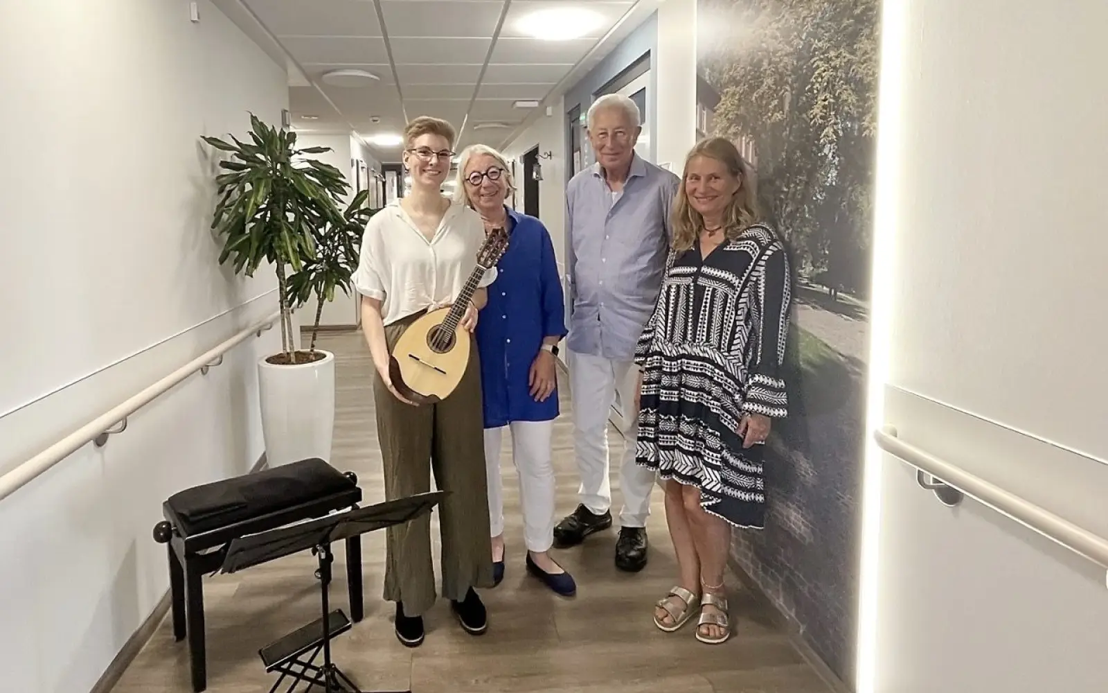 Einen gemeinsamen Moment beim Konzert auf der Palliativstation teilten Antonia Platzdasch (von links), Karin Waldmann, Franz Schlebusch und Palliativkoordinatorin Ruth Schmitz. Foto: Kaiserswerther Diakonie