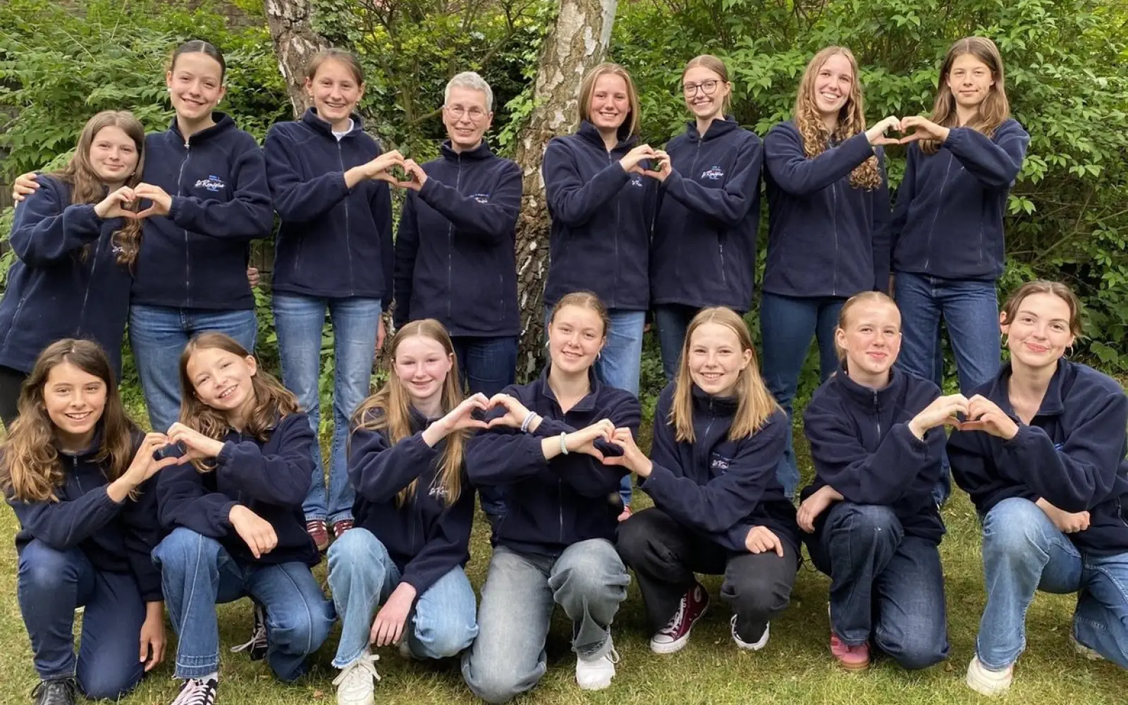 Der Jugendchor St. Remigius posiert mit Chorleiterin Petra Verhoeven (vierte von links) Foto: privat