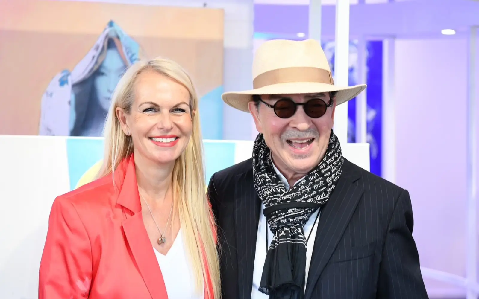 Galeristin Yvonne Erdmann mit dem Künstler Kanjo Také (von links) bei der Ausstellungseröffnung. Foto: Sven Oliver Grünberger