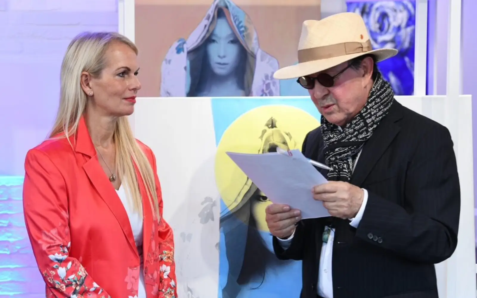 Galeristin Yvonne Erdmann mit dem Künstler Kanjo Také (von links) bei der Ausstellungseröffnung. Foto: Sven Oliver Grünberger