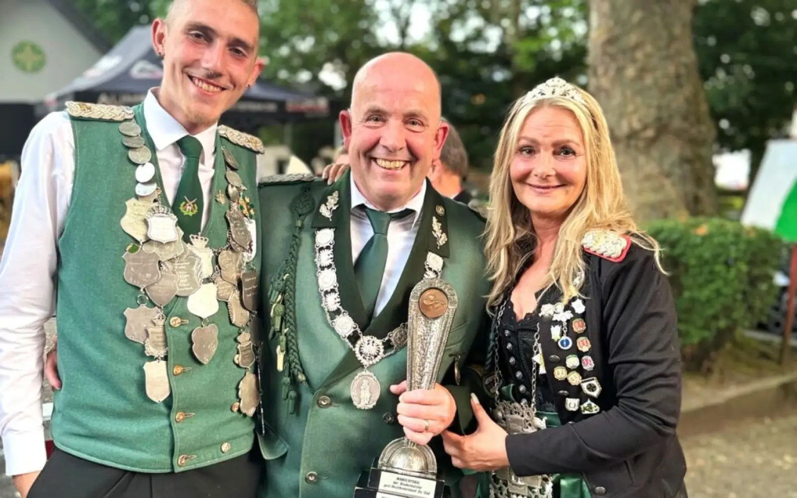 Begleitet wurde Ludger Heesen (Mitte) unter anderem von der amtierenden Sermer Königin, Carmen Kaiser, sowie dem amtierenden Sermer Prinzen, Philipp Meeßen. Foto: privat