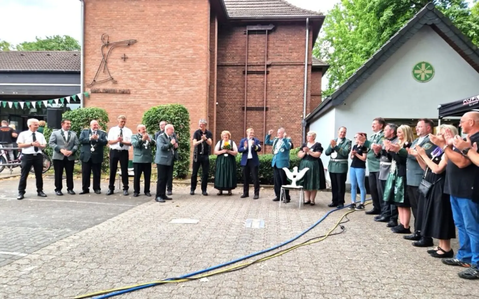 Willi Barbe aus der St. Ewaldi Schützengesellschaft jubelt: Er ist neuer Bezirkskönig. Foto: privat