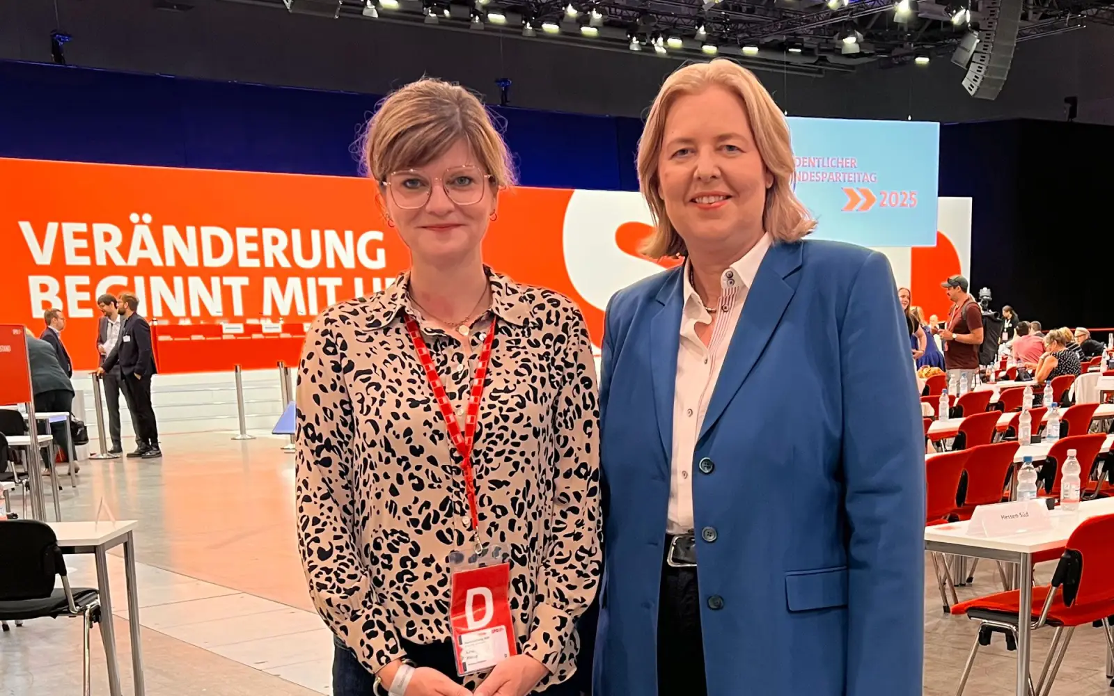 Sarah-PhilipSarah Philipp (MdL, links) und Bärbel Bas (SPD) führen nun die Bundes-SPD. Die Duisburger Politikerinnen grüßen vom Bundesparteitag aus Berlin. Foto: privat