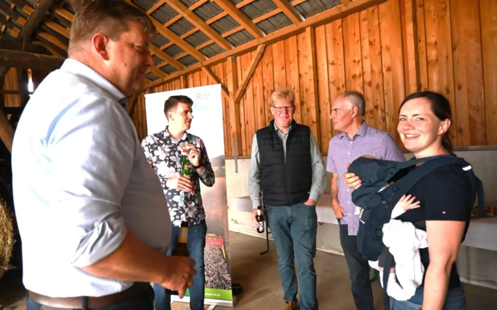 Bei Broten und Getränken wurden Probleme im kleinen Kreis weiter diskutiert. Foto: sam