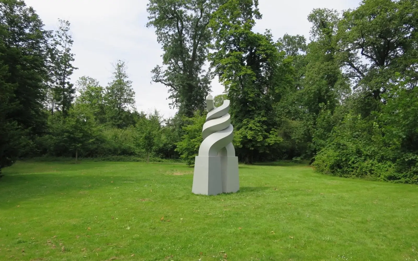 Eine Skulptur der Kunstausstellung im Lantz‘schen Park im Sommer 2024. Archivfoto: hs